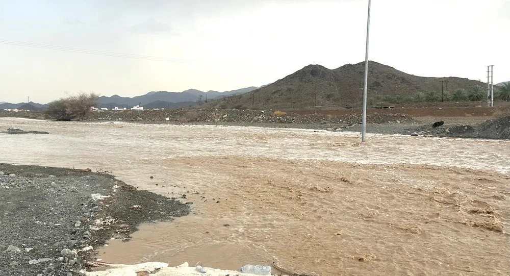 أمطار متفاوتة الشدة تهطل على ولاية سناو في شمال الشرقية