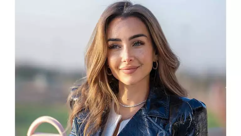 أناقة باريسية مع لمسة شرقية: هنا الزاهد تتألق بمظهر رائع أناقة باريسية مع لمسة شرقية: هنا الزاهد تتألق بمظهر رائع