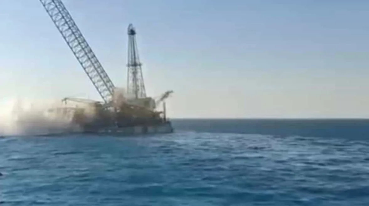 أول رد فعل من وزارة البترول بعد غرق حفار في خليج السويس