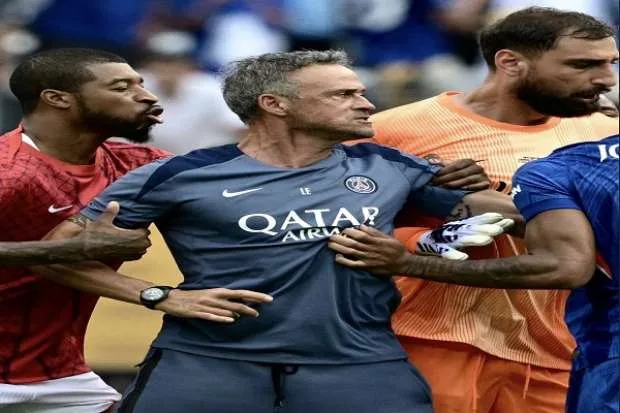 أول رد من لويس إنريكي بعد هزيمة باريس أمام تشيلسي وحادث الاعتداء أول رد من لويس إنريكي بعد هزيمة باريس أمام تشيلسي وحادث الاعتداء