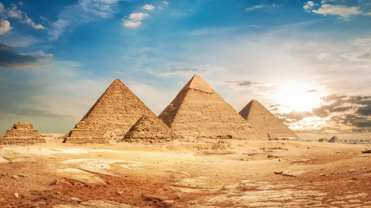 أول رد من وزارة السياحة على فيديو الحفر قرب الأهرامات