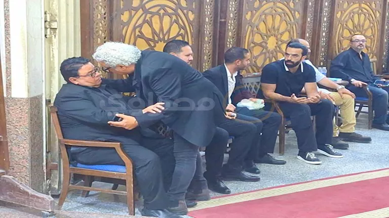 أول لقطات من مراسم عزاء شقيق المخرج خالد جلال أول لقطات من مراسم عزاء شقيق المخرج خالد جلال