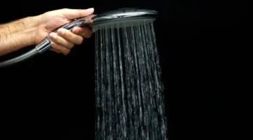 أي الخيارين أفضل… الاستحمام في الصباح أم في المساء؟