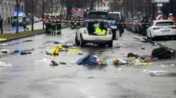 إصابة عدد من الأشخاص نتيجة سقوط سيارة على سطح حظيرة في ألمانيا