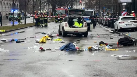 إصابة عدد من الأشخاص نتيجة سقوط سيارة على سطح حظيرة في ألمانيا إصابة عدد من الأشخاص نتيجة سقوط سيارة على سطح حظيرة في ألمانيا