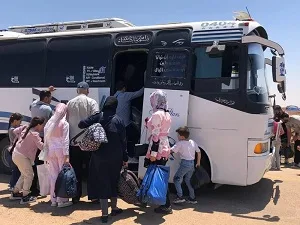 الدفاع المدني السوري ينقل 366 فردًا من السويداء إلى منطقة ريف درعا الدفاع المدني السوري ينقل 366 فردًا من السويداء إلى منطقة ريف درعا