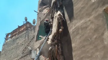 إخلاء المباني المجاورة للعقار المتداعي في الساحل كإجراء احترازي لحماية سلامة السكان.