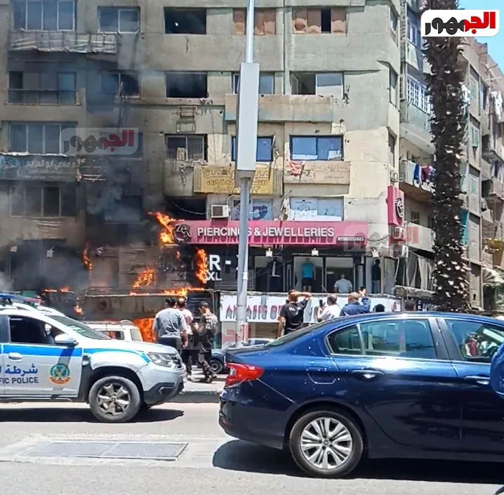 إخماد حريق اندلع داخل صيدلية بشارع فيصل في الجيزة إخماد حريق اندلع داخل صيدلية بشارع فيصل في الجيزة