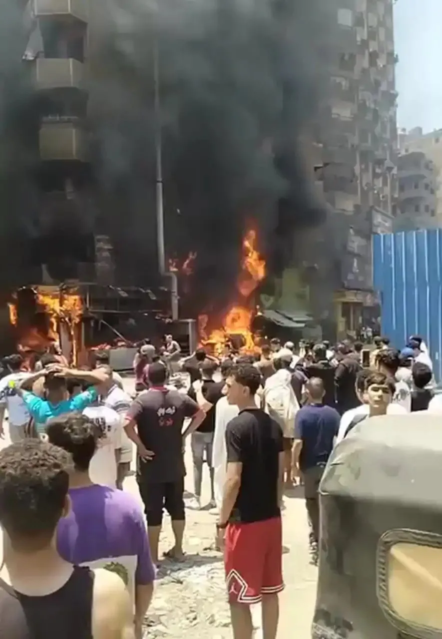 إخماد حريق ضخم اندلع في مطاعم ومتاجر وشقق سكنية حول موقف الأتوبيس في الخصوص