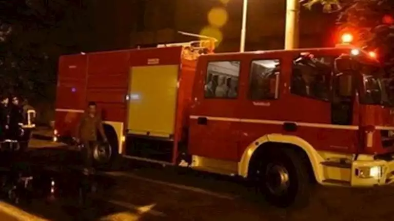 إخماد حريق في مبنى تجاري برمسيس