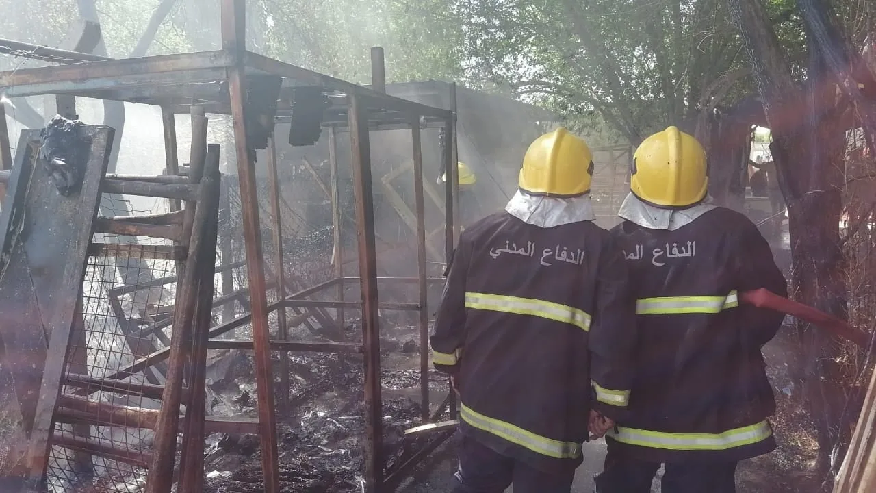 إخماد حريق في معمل غير محدد الاستخدام ببغداد (صور)