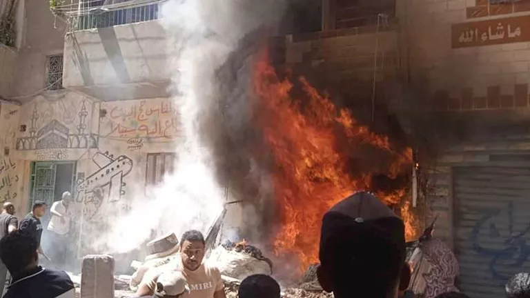 إخماد نار في ورشة للتنجيد في السويس