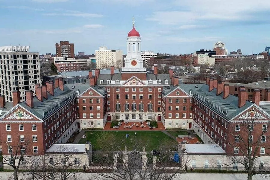 إدارة ترامب تُلوّح بسحب اعتماد جامعة هارفارد إدارة ترامب تُلوّح بسحب اعتماد جامعة هارفارد