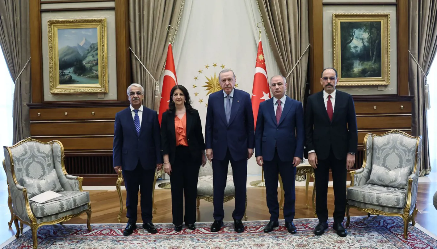 إردوغان يستقبل وفدًا من حزب داعم للأكراد في “فصل جديد” من التفاهم. إردوغان يستقبل وفدًا من حزب داعم للأكراد في “فصل جديد” من التفاهم.