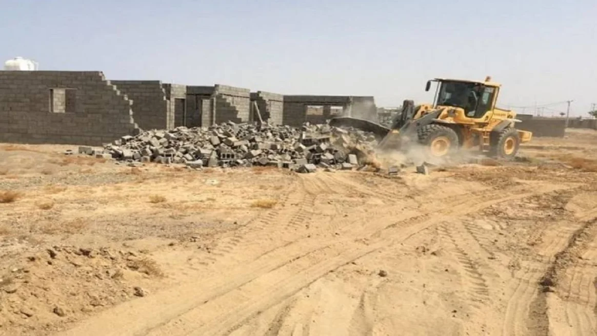 إزالة تعديات على الأراضي الحكومية في الرياض بمساحة 39 مليون متر مربع إزالة تعديات على الأراضي الحكومية في الرياض بمساحة 39 مليون متر مربع