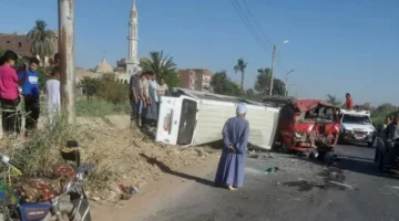 إصابة 12 فردًا، بينهم طالب ثانوي، في حادث تصادم سيارتين بسوهاج