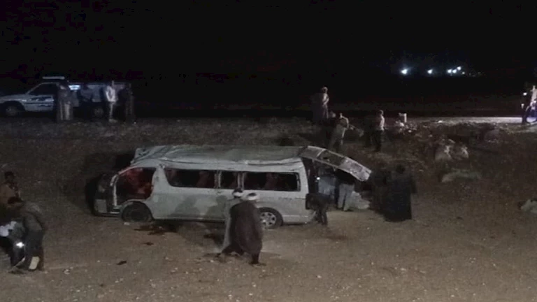 إصابة 24 فردًا جراء انقلاب ميكروباص في قنا إصابة 24 فردًا جراء انقلاب ميكروباص في قنا