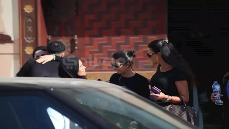 إصابة المخرجة وصدمة الجمهور بسبب روبي.. مشاهد من جنازة سامح عبّ.