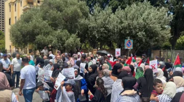 إضراب أمام بعثة الاتحاد الأوروبي في بيروت احتجاجاً على تقليص خدمات ‘الأونروا’ وفصل الموظفين الفلسطينيين.