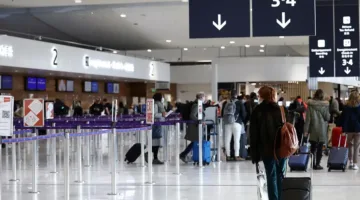 إضراب مراقبي الطيران يؤدي إلى إلغاء 40% من رحلات مطارات باريس