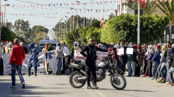 إضراب يوقف حركة النقل البري في تونس في ظل أزمة اقتصادية حادة