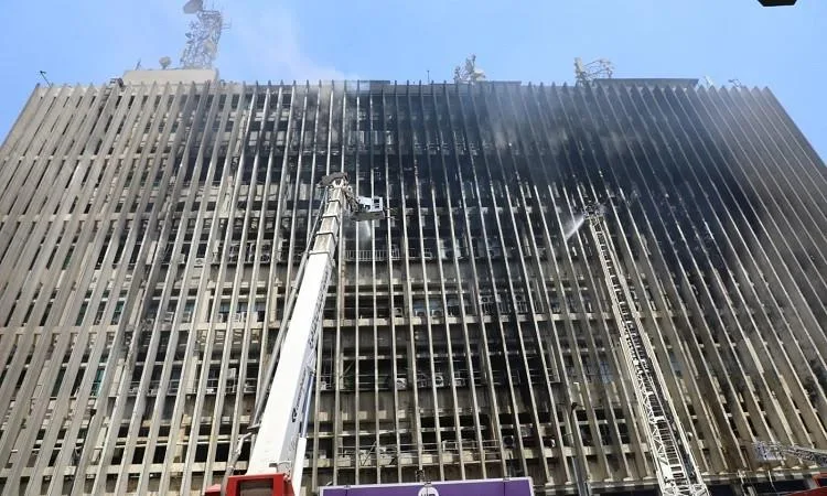 إطفاء حريق صغير تجدد في مبنى سنترال رمسيس نتيجة آثار الحريق السابق إطفاء حريق صغير تجدد في مبنى سنترال رمسيس نتيجة آثار الحريق السابق
