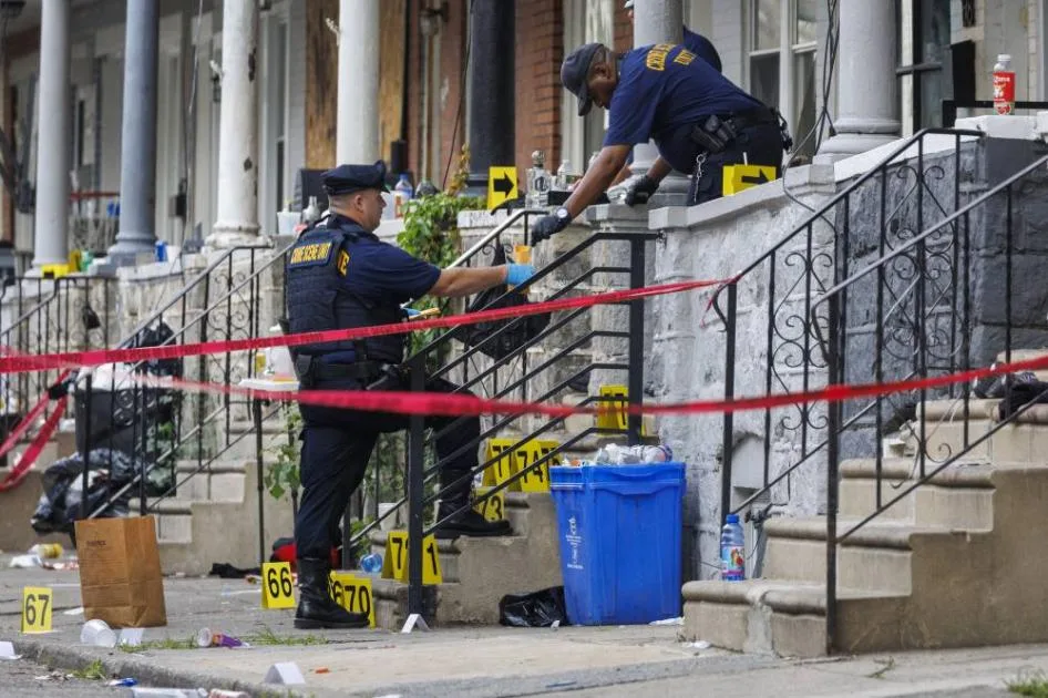إطلاق نار في فيلادلفيا الأمريكية يسفر عن وفاة وإصابة 13 شخصاً (فيديو) إطلاق نار في فيلادلفيا الأمريكية يسفر عن وفاة وإصابة 13 شخصاً (فيديو)