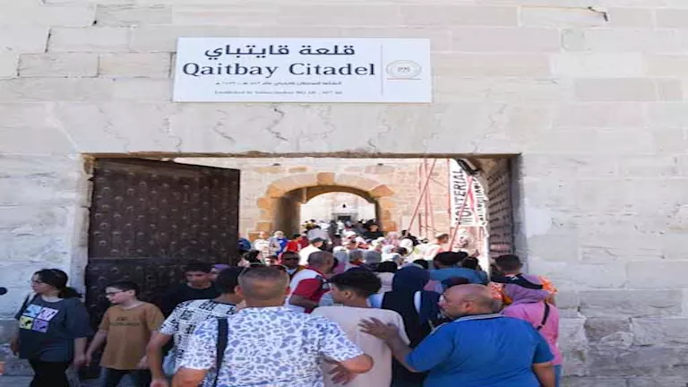 إقبال كبير على المعالم الأثرية في عيد الإسكندرية بعد فتحها مجانًا (صور) إقبال كبير على المعالم الأثرية في عيد الإسكندرية بعد فتحها مجانًا (صور)