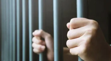 إلقاء القبض على 3 متهمين بتوزيع “الاستروكس” بالأسلحة في منطقة السلام.