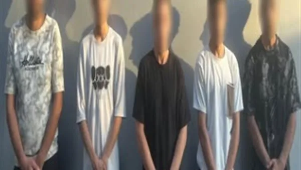 إلقاء القبض على 5 أفراد احتجزوا ممثلاً لشركة وأجبروه على توقيع إيصالات أمانة إلقاء القبض على 5 أفراد احتجزوا ممثلاً لشركة وأجبروه على توقيع إيصالات أمانة