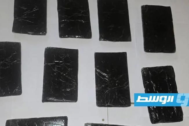 إلقاء القبض على تاجر مخدرات بحوزته كيلوغرام من “الحشيش” في جردس العبيد إلقاء القبض على تاجر مخدرات بحوزته كيلوغرام من “الحشيش” في جردس العبيد