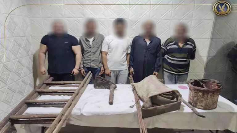 إلقاء القبض على خمسة أفراد يجمعون الآثار في ورشة عمل بالقاهرة