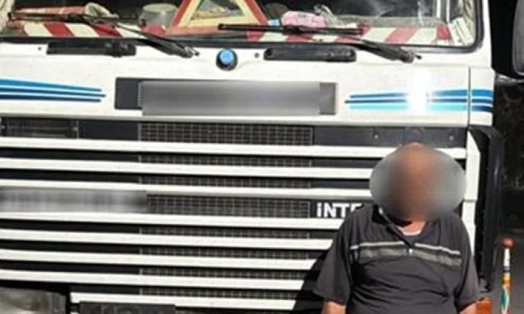 إلقاء القبض على سائق شاحنة ثقيلة بتهم القيادة المتهورة على طريق الإسماعيلية بورسعيد. إلقاء القبض على سائق شاحنة ثقيلة بتهم القيادة المتهورة على طريق الإسماعيلية بورسعيد.