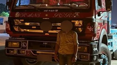 إلقاء القبض على سائق شاحنة ثقيلة يسير في الاتجاه المعاكس بالزقازيق بعد انتشار فيديو يوثق الحادثة. إلقاء القبض على سائق شاحنة ثقيلة يسير في الاتجاه المعاكس بالزقازيق بعد انتشار فيديو يوثق الحادثة.