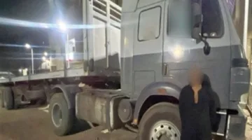 إلقاء القبض على سائق شاحنة لنقل حديد بارز أثناء قيادته في القاهرة الجديدة