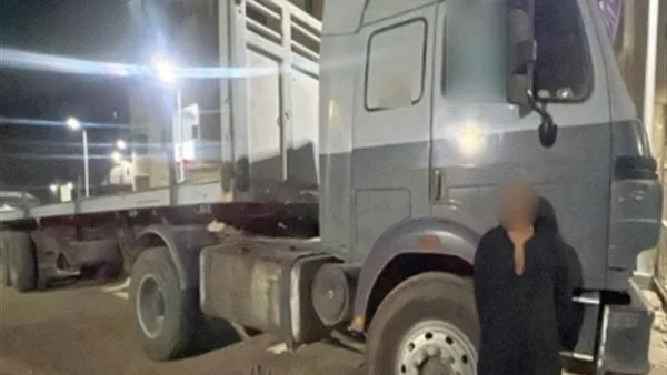 إلقاء القبض على سائق شاحنة لنقل حديد بارز أثناء قيادته في القاهرة الجديدة
