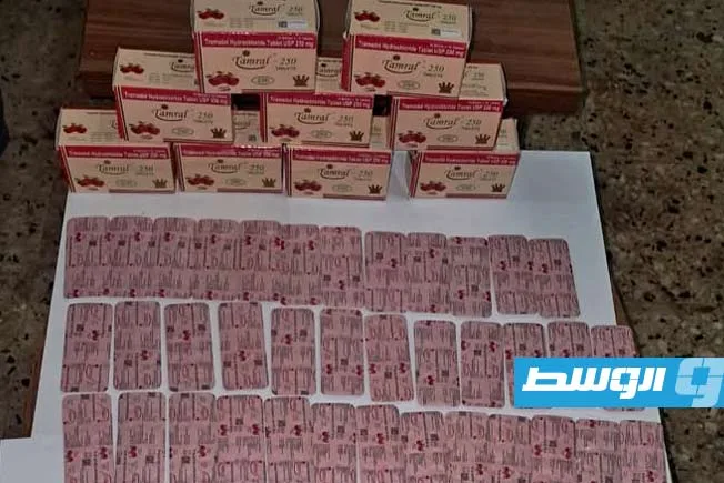 إلقاء القبض على مجرم «خطير» في البيضاء متورط في قضايا قتل وتهريب مخدرات والبشر. إلقاء القبض على مجرم «خطير» في البيضاء متورط في قضايا قتل وتهريب مخدرات والبشر.