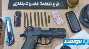 إلقاء القبض على موظف حكومي في بنغازي بتهمة حيازة مخدرات وعتاد ناري