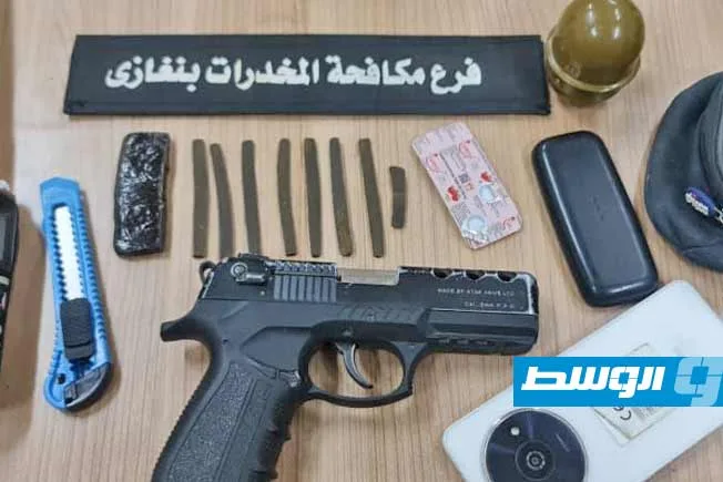 إلقاء القبض على موظف حكومي في بنغازي بتهمة حيازة مخدرات وعتاد ناري
