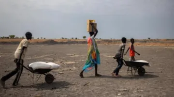 إلقاء المساعدات الغذائية من الجو في ولاية أعالي النيل بجنوب السودان