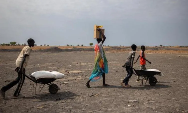 إلقاء المساعدات الغذائية من الجو في ولاية أعالي النيل بجنوب السودان إلقاء المساعدات الغذائية من الجو في ولاية أعالي النيل بجنوب السودان