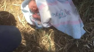 إلقاء طفل رضيع أمام مسجد في الصف يؤدي إلى اعتقال فتاة ووالدها