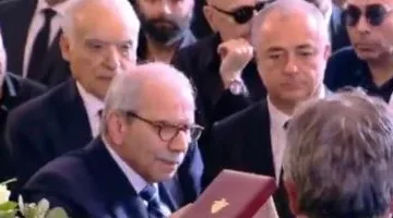 إليسا تؤدي أغنية لزياد الرحباني والرئيس اللبناني يكرّمه بوسام الأرز الوطني (فيديو)