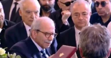إليسا تؤدي أغنية لزياد الرحباني والرئيس اللبناني يكرّمه بوسام الأرز الوطني (فيديو) إليسا تؤدي أغنية لزياد الرحباني والرئيس اللبناني يكرّمه بوسام الأرز الوطني (فيديو)