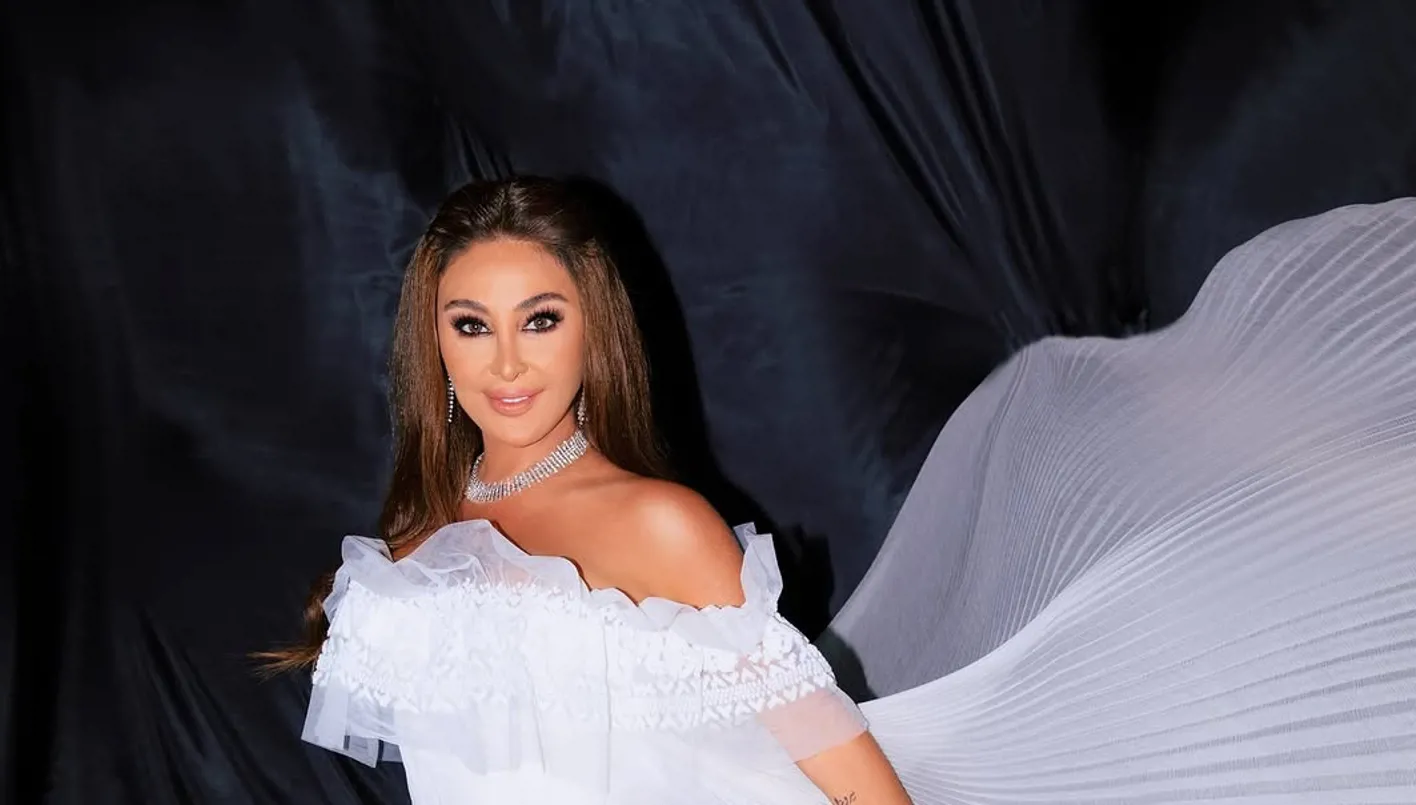إليسا تبرز بإطلالة ساحرة بفستان أبيض في “أعياد بيروت”… وظهور مفاجئ مع كارول سماحة. إليسا تبرز بإطلالة ساحرة بفستان أبيض في “أعياد بيروت”… وظهور مفاجئ مع كارول سماحة.