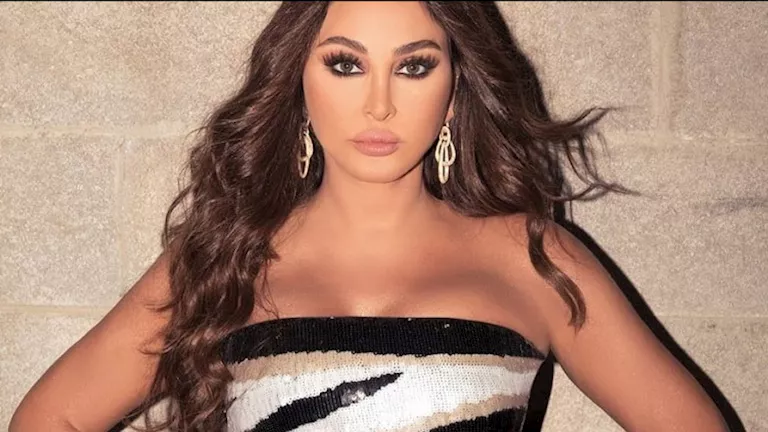 إليسا تتألق بفستان أبيض في أحدث إطلالة لها، كالعروس. إليسا تتألق بفستان أبيض في أحدث إطلالة لها، كالعروس.
