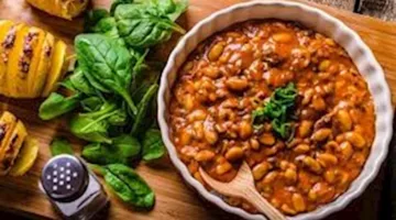 إليك ما يعقب تناول الفول في الصباح وما هي الفئات التي يجب عليها تجنبه ليلاً.