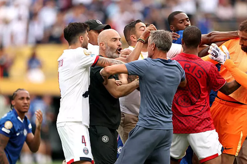 إنريكي يفقد أعصابه ويهاجم جواو بيدرو بعد هزيمة نهائي كأس العالم للأندية. إنريكي يفقد أعصابه ويهاجم جواو بيدرو بعد هزيمة نهائي كأس العالم للأندية.