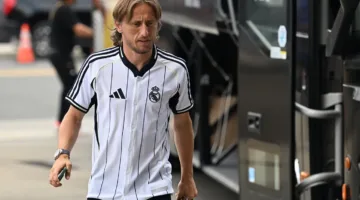 إنريكي يودع نجم ريال مدريد مودريتش بطريقة مميزة (فيديو)