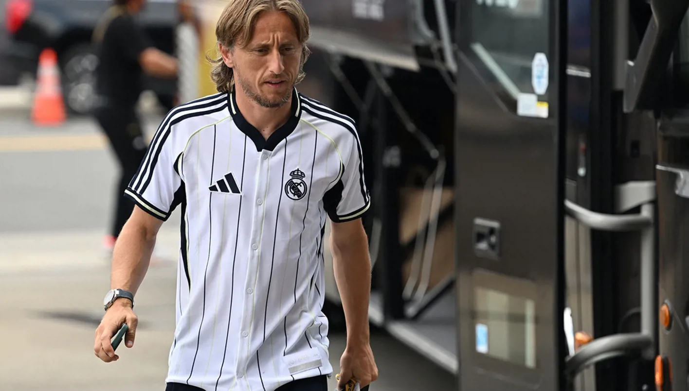 إنريكي يودع نجم ريال مدريد مودريتش بطريقة مميزة (فيديو) إنريكي يودع نجم ريال مدريد مودريتش بطريقة مميزة (فيديو)